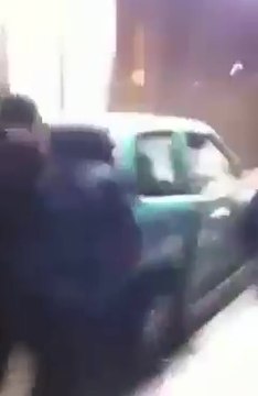 Des jeunes poussent une voiture dans les escaliers du métro en Belgique 1/2