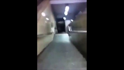 Télécharger la video: Des jeunes poussent une voiture dans les escaliers du métro en belgique