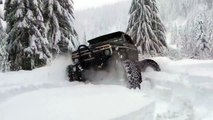 Ce 4x4 aux pneus géants fait des burns dans la neige