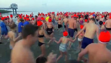 Video herunterladen: Helden nemen een nieuwjaarsduik in Delfzijl - RTV Noord