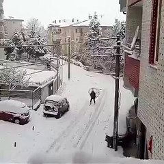 Bursa da pervane ile kayak yapan adam