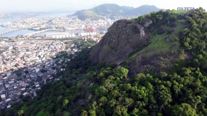 Descargar video: Sobrevoo mostra situação de morro atingido por deslizamento de pedra em Vila Velha, ES