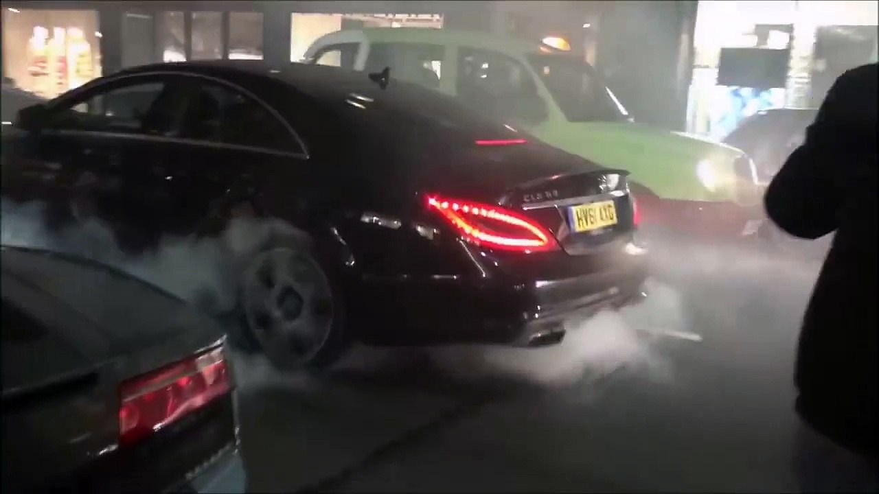 Mercedes CLS63 AMG Londra sokaklarını yaktı yıktı geçti