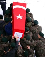 Şehit Arkadaşlarını Omuzlarında Taşıdılar