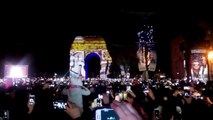 Bonne année 2016 : Les images de la célébration sur les Champs-Élysées à Paris !