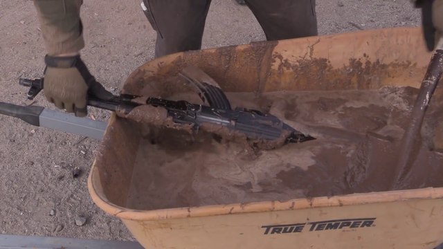 Tirer avec une Kalachnikov trempée dans la Boue!