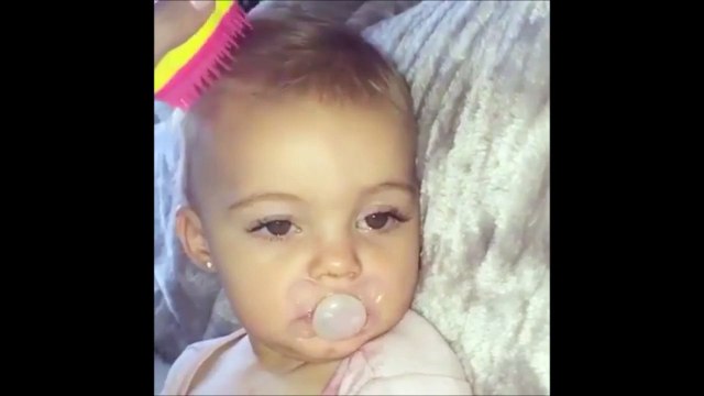 Cette petite fille adore les massages...