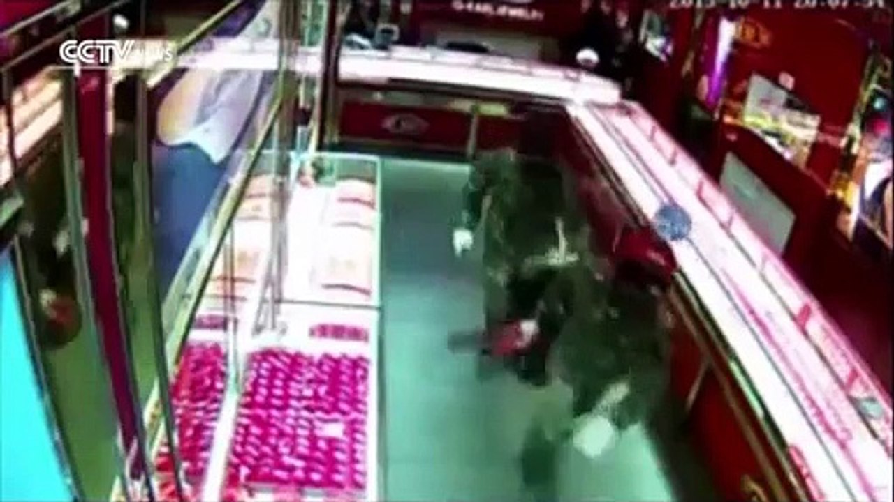 Shop owner fends off machete wielding thieves with a chair
