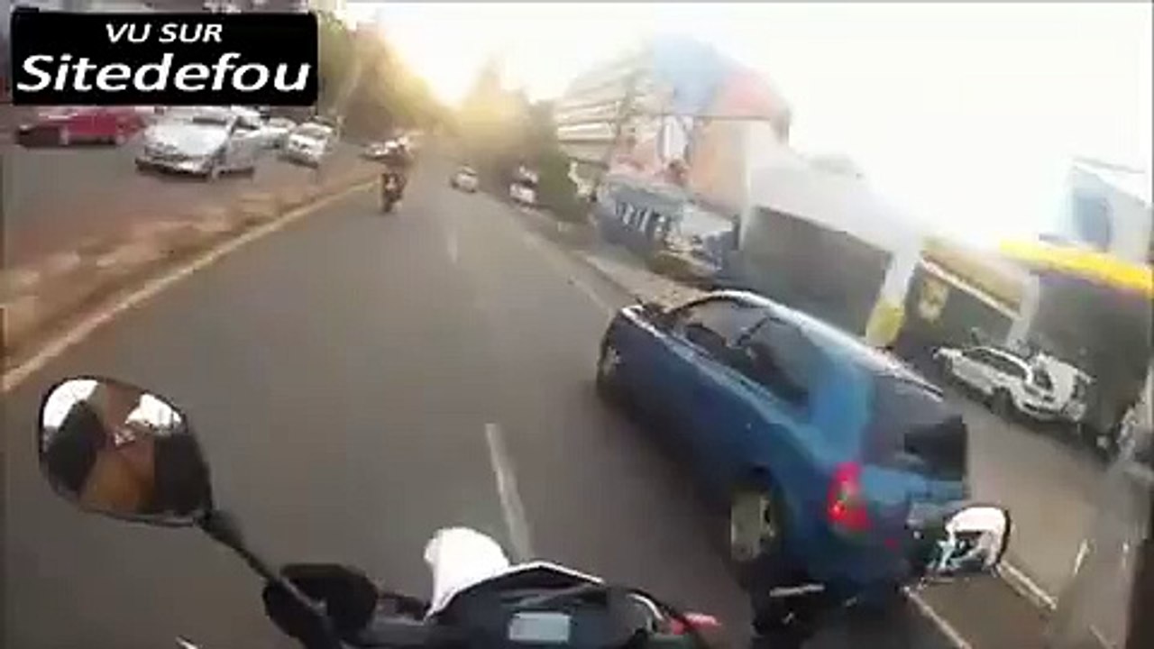 2 motards policiers glissent sur la route (flaque d huile )