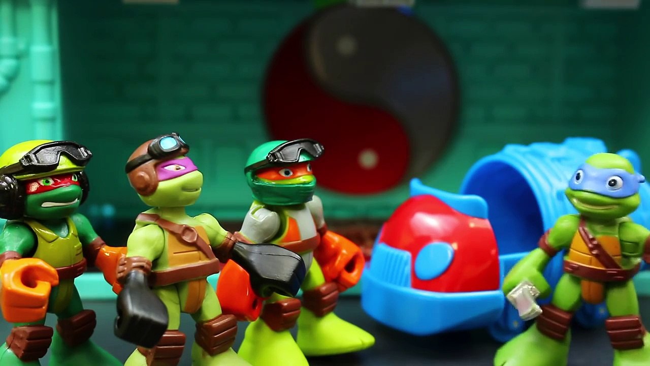 Teenage Mutant Ninja Turtles Raph Tread Cycle and Batman Chase Kraang Leatherhead Kidnapped Mikey