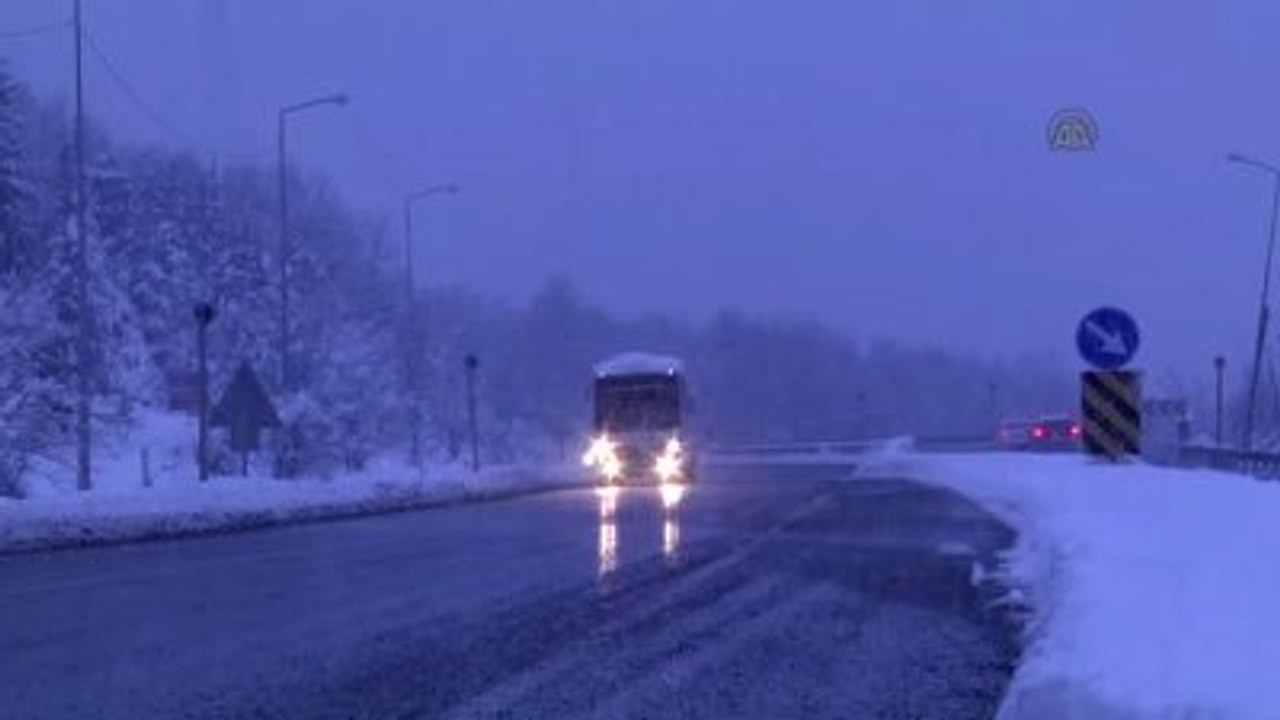 Bolu Dağı'nda Kar Yağışı Trafiği Olumsuz Etkiliyor