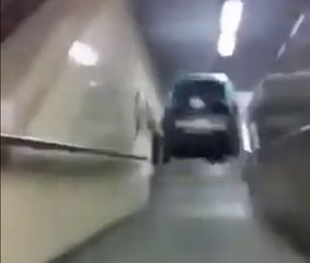 Bruxelles : ils poussent une voiture dans le métro pour le Nouvel An 2016