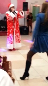 Пьяная девушка дико отжигает на корпоративе. АХААХ! ДО СЛЕЗ