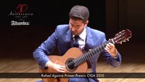 Prende una chitarra spagnola e suona la melodia di Star Wars: risultato memorabile!
