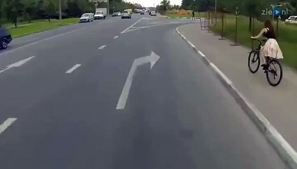 Ветер сдул девушке юбку