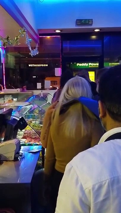 Une femme saoule se coince la tête dans une poubelle