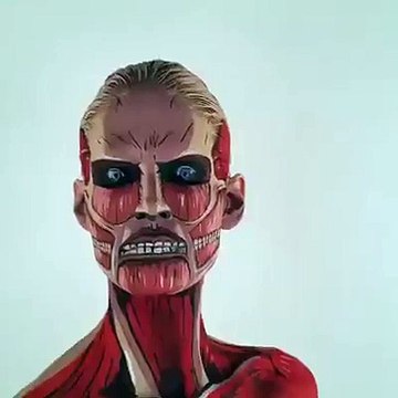 Elle fait un bon show de maquillage, très belle astuce