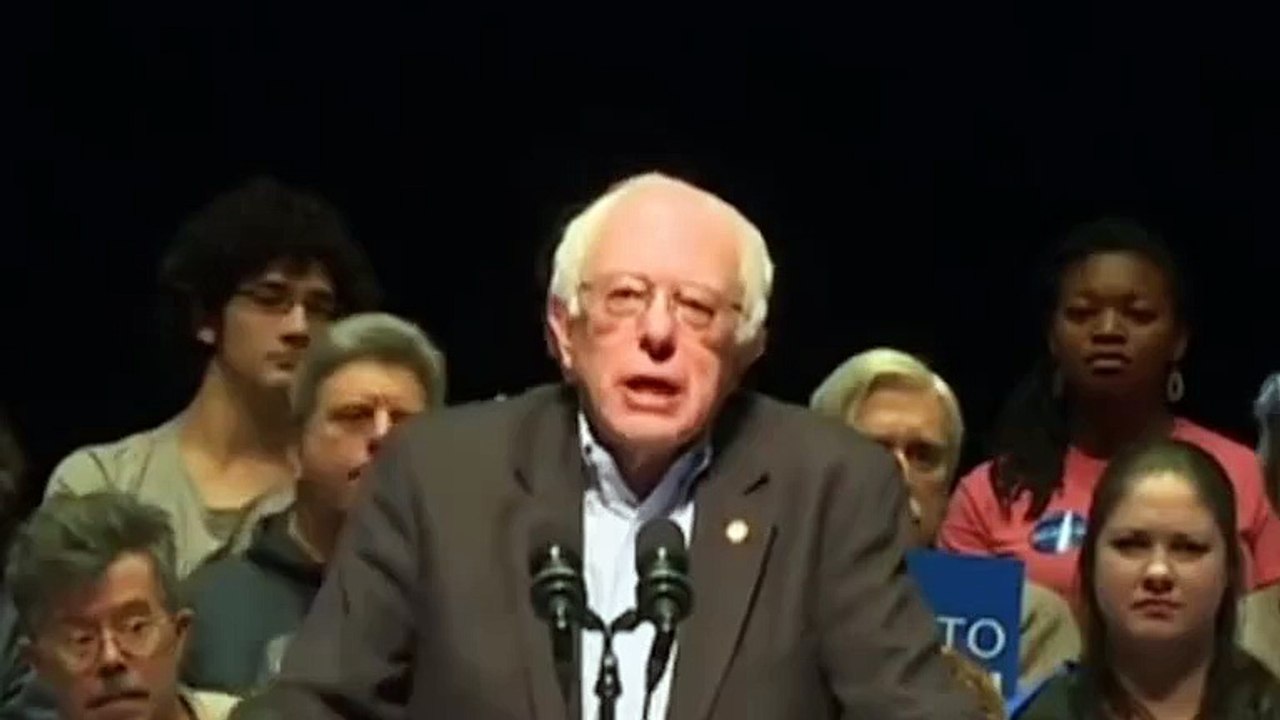 Bernie Sanders dispatches a Donald Trump heckler