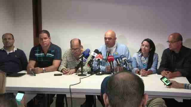 La oposición venezolana llama a la paz en el acto de posesión de sus diputados