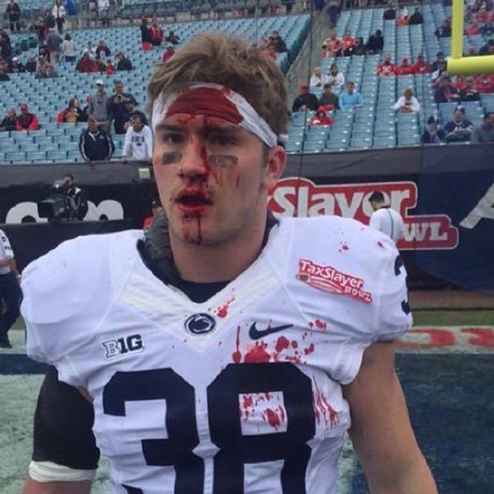 Ben Kline en sang après avoir mis des coups de tête à ses coéquipiers