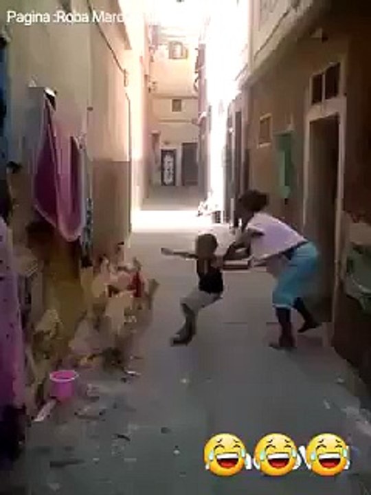 Un enfant attaqué par les poule