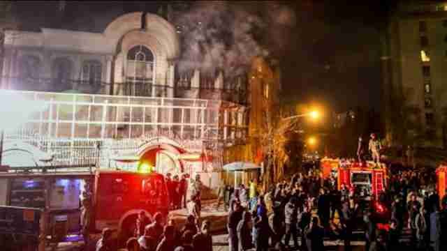 Manifestantes incendian la embajada de Arabia Saudí en Teherán