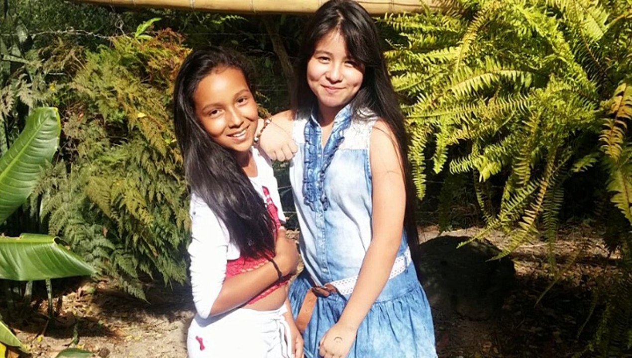 el duo M y M Las hermanitas  calle - pequeñas