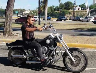 Silvio mora paseando en motora por la zona colonial