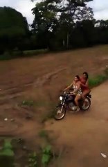 Duas mulheres + uma moto, tudo pode acontecer rsrsrs