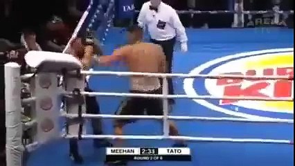 ملاكم يطلب من الحكم توقيف المباراة كي يحمي خصمه