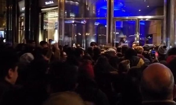 Fahriye Evcen ve Burak Özçivit hayranları oteli bastı... İşte o görüntüler