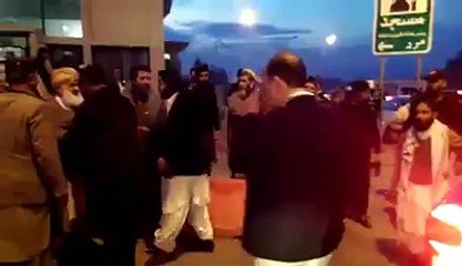 Maulana Fazal Rehman Reaction When A Guy Criticize Him On His Face