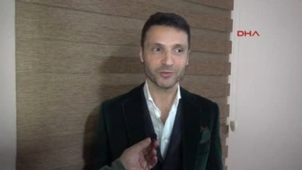 Kosova'da Sahne Alan Ünlü Sanatçı Sinan Özen'e Hayranlarından Yoğun İlgi