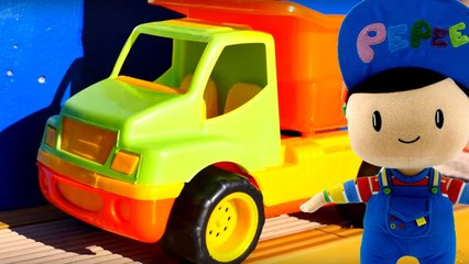 Мультики и игрушки. Игрушечный грузовичок и Пеппе кормят рыбу. Видео для детей