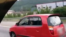 Miglior video di youtube CRAZY! Woman eats spaghetti driving in the highway!