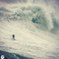 Surf: Nuno Santos joue du violon sur une vague géante