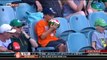 Ce gamin va manger une pastèque entière pendant un match de criket