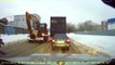 Une pelleteuse aide un chauffeur de camion bloqué à repartir
