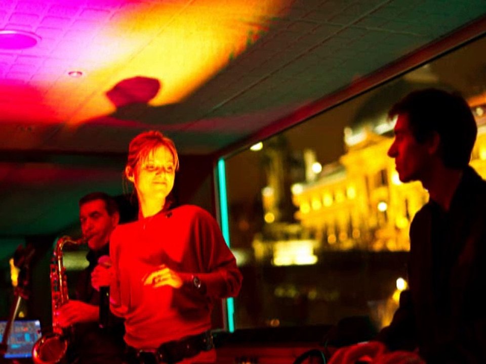 Chanteuse professionnelles et musiciens pour l'animation de votre cocktail ou vin d'honneur de mariage en région Rhône Alpes, en Bourgogne ou en Suisse. Un répertoire vaste pour une prestation personnalisée.