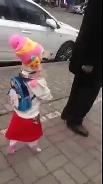 Un chien habillé en écolier marche sur deux pattes