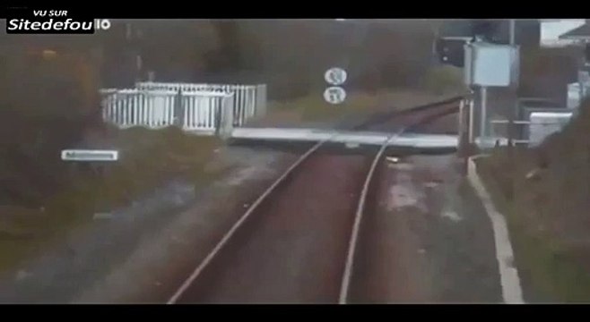 Chauffeur d une camionnette passe très près de se faire percuter par un train