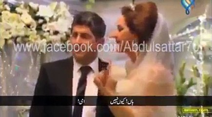 ایک بیٹے نے اپنی محبت کی شادی کی تقریب میں اپنی ماں کو فروخت کرنے کے لئے بولی لگ