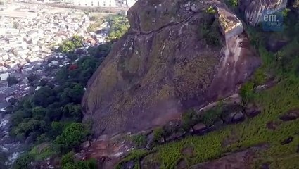 Veja rastro da pedra que rolou e caiu sobre casas no ES