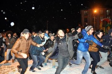 Üniversite Öğrencilerinin Kar Topu Savaşı İlginç Görüntüler Oluşturdu