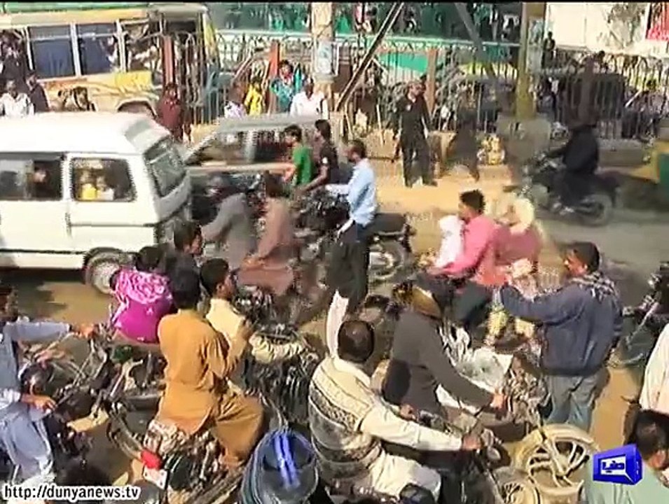 Dunya News- Karachi- People compelled to suffer the road blockades .