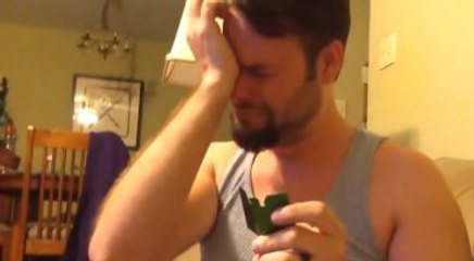 Dünya, İşitme Engelli Adamın Babalık Sevincini Konuşuyor