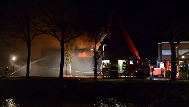 Brand legt bedrijfspand in Musselkanaal in as - RTV Noord