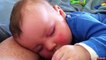 Cute : Un bébé rigole en dormant