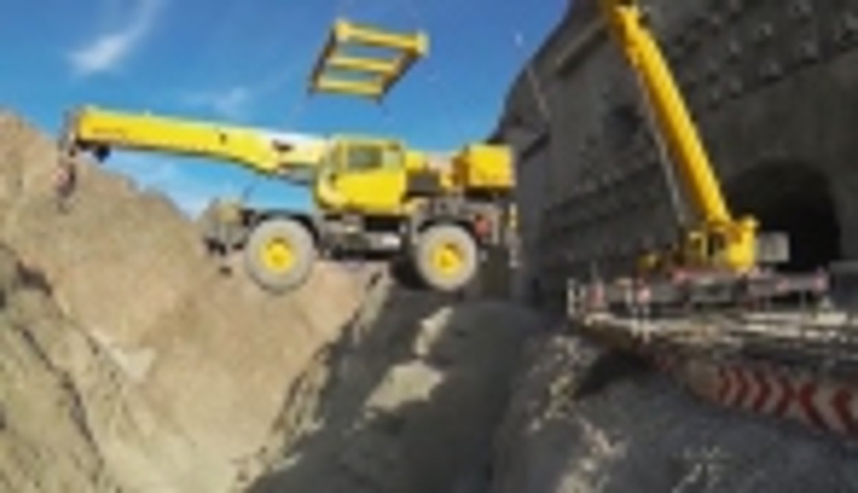 İş makinelerini vinçle taşıdılar!