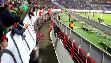 Lokomotiv Moskova Beşiktaş Maçında Güvenlik Panellerini Aşan Taraftar
